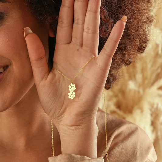 Halskette mit Pfoten und Namengravur